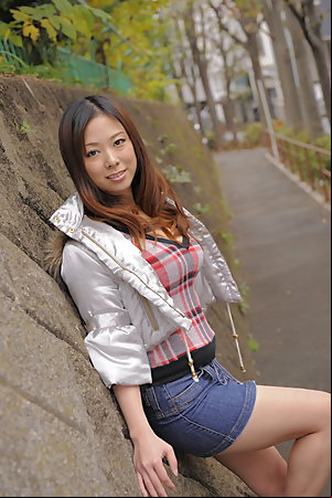 Curly haired Asuka gets horny while outdoors