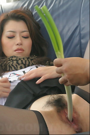 Sayuri Shiraishi masturbates with vegetables